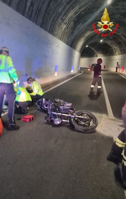 Incidente in galleria, ferito motociclista