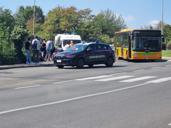 Investiti all’uscita da scuola, soccorsi tre ragazzi
