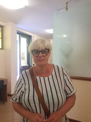 Bomba carta contro la vetrina di un negozio di parrucchiera