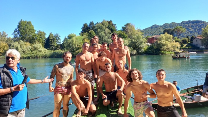 La cuccagna sul fiume torna a divertire il paese