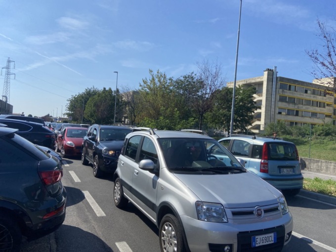 Traffico del primo giorno di scuola, via Campi da bollino nero