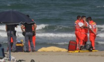 Airunese tenta di salvare un uomo in mare mentre i bagnanti filmano col telefonino