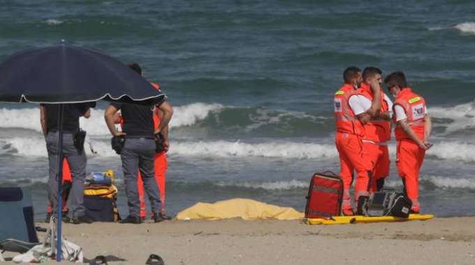 Airunese tenta di salvare un uomo in mare mentre i bagnanti filmano col telefonino