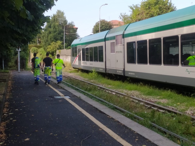 Maltempo, linea del Besanino bloccata: ramo colpisce il finestrino del treno