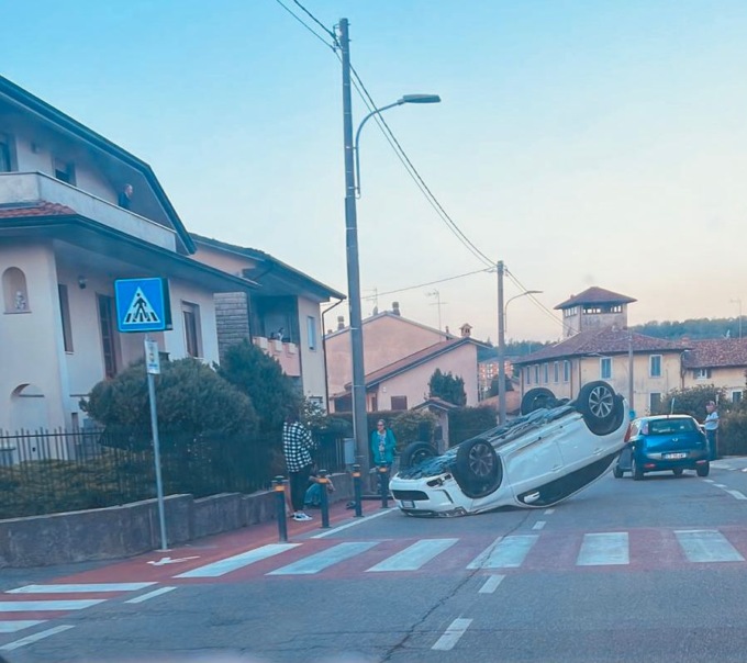 Incidente all’alba: auto si ribalta, soccorso un giovane