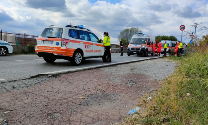 Scontro tra moto e bici, due studenti in ospedale