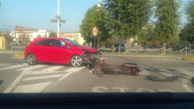 Schianto all’incrocio, auto perde il paraurti