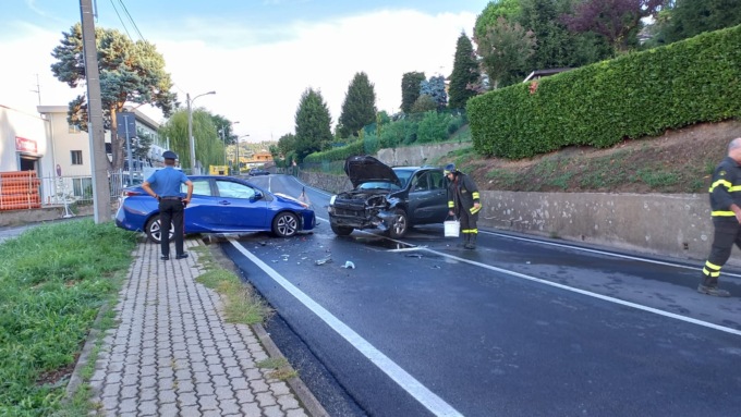 Frontale nelle prime ore della mattina, coinvolti due uomini