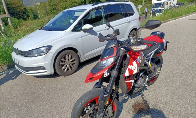 Schianto moto-auto, feriti due ragazzi