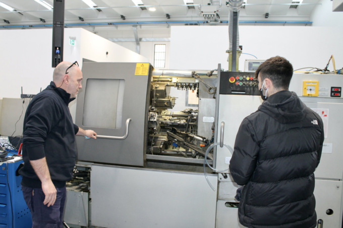 Innovazione e tradizione: nella nuova sede c’è ancora il primo tornio