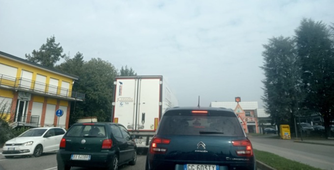 Camion si blocca in mezzo alla carreggiata, grandi disagi