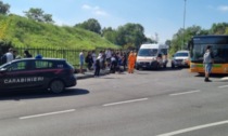 Autobus pieni che saltano le fermate: le famiglie degli studenti protestano