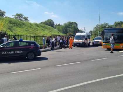 Autobus pieni che saltano le fermate: le famiglie degli studenti protestano
