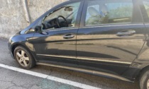 Vandalismi, auto con i vetri a pezzi e pochi spiccioli rubati