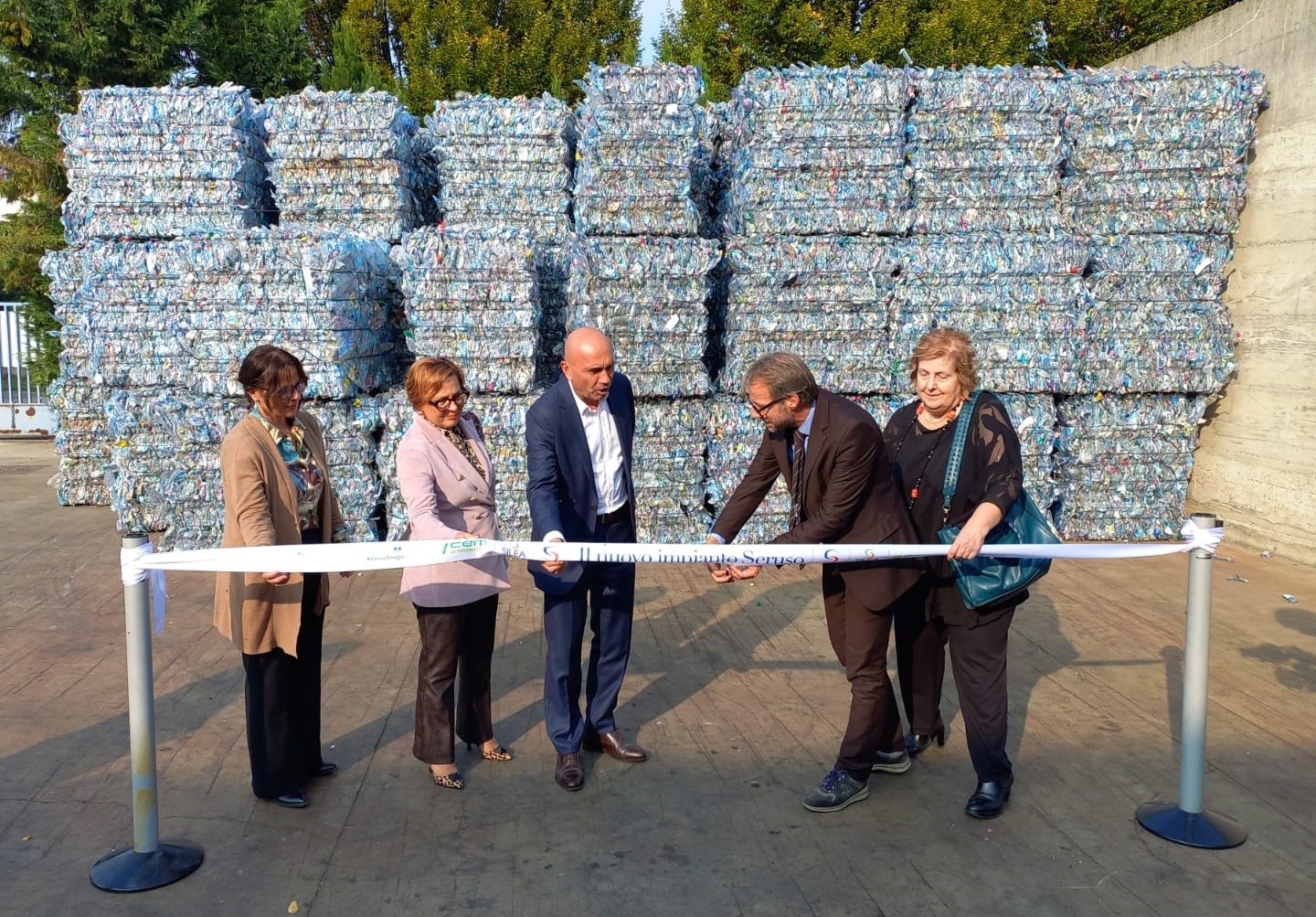 Il taglio del nastro del nuovo impianto di Seruso alla presenza del presidente di Seruso Massimiliano Vivenzio, e dei presidenti dei tre soci: Francesca Rota di Silea, Alberto Fulgione di Cem Ambiente e Daniela Mazzuconi di Brianza Energia Ambiente.