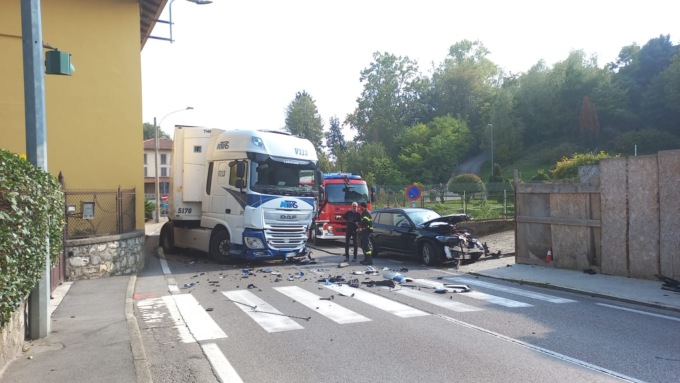 Scontro auto camion: un ferito