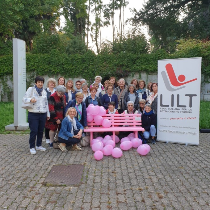 LILT spegne le luci sui monumenti e colora di rosa le panchine