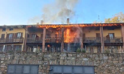 Grosso incendio in un complesso di villette FOTO e VIDEO