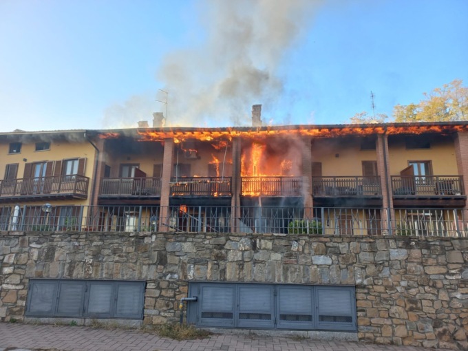 Grosso incendio in un complesso di villette FOTO e VIDEO