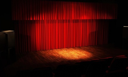 “Affetti instabili” in scena a Casatenovo con Max Pisu