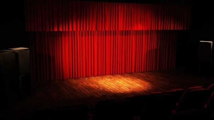 “Affetti instabili” in scena a Casatenovo con Max Pisu