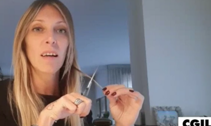 Taglio di capelli per solidarietà con le donne iraniane: le donne della Cgil Lecco in campo con “Belle Ciao”