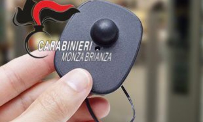 Ruba abbigliamento, arrestato in flagranza