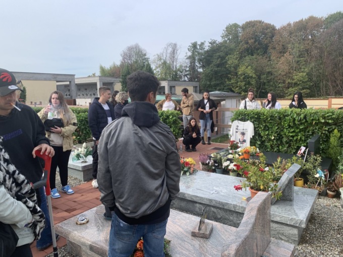 Ucciso a coltellate, gli amici commemorano Simone Stucchi un anno dopo