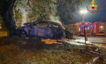 Incidente nella notte, auto finisce contro un albero: coinvolti due giovanissimi