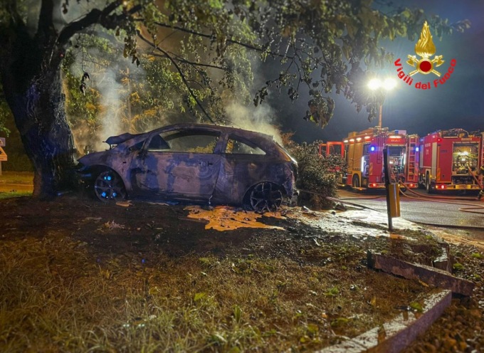 Incidente nella notte, auto finisce contro un albero: coinvolti due giovanissimi