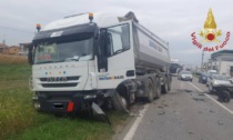 Grave incidente tra due tir e un'auto