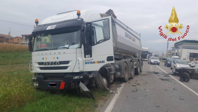 Grave incidente tra due tir e un’auto
