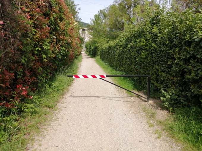 Nuove sbarre a chiusura dei sentieri nel Parco del Curone