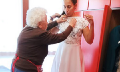 Si sposa con l’abito cucito dalla nonna
