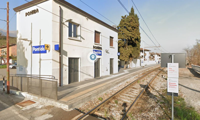 Il capotreno non guarda: il convoglio riparte e lascia a terra metà passeggeri