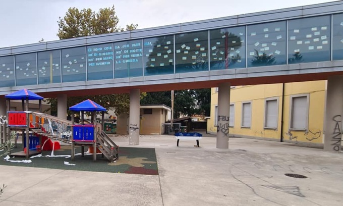 Imbrattato il cortile e le colonne di una scuola primaria