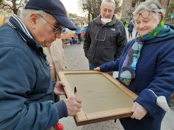 Dopo 50 anni ritrova i suoi quadri al mercatino dell’antico del paese