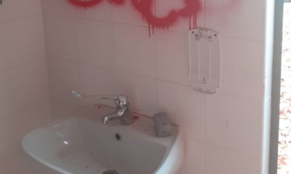 Ancora vandalismi, bagni pubblici completamente distrutti
