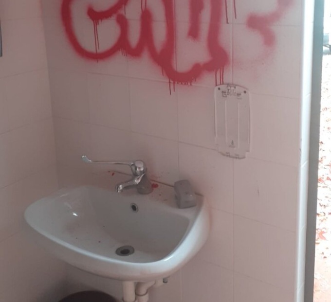 Ancora vandalismi, bagni pubblici completamente distrutti