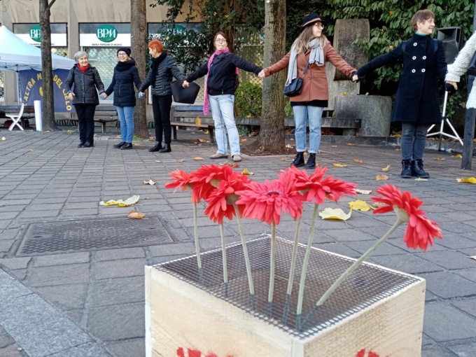 Violenza sulle donne, flash mob del gruppo Ora Basta