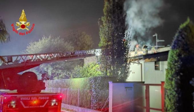 Incendio nella notte, a fuoco il tetto di una villetta