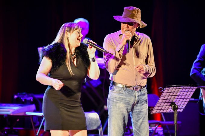 Risate e solidarietà: grande successo per Teo Teocoli a Merate