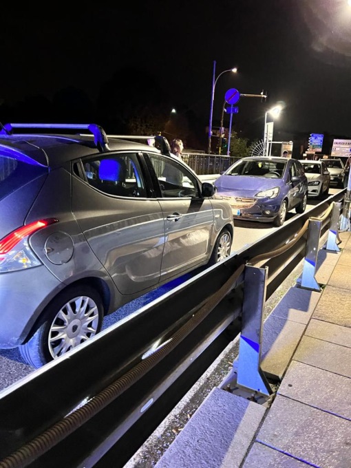 Tentato suicidio, salvato dai passanti