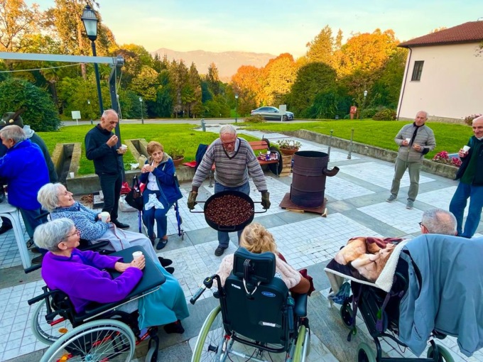 Villa dei Cedri, gli alpini distribuiscono caldarroste e vin brûlé
