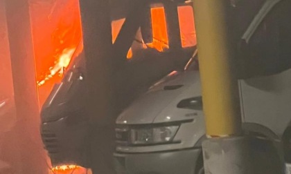 Auto a fuoco: colonna di fumo visibile da chilometri