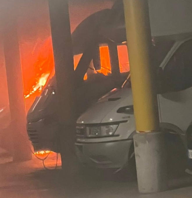 Auto a fuoco: colonna di fumo visibile da chilometri