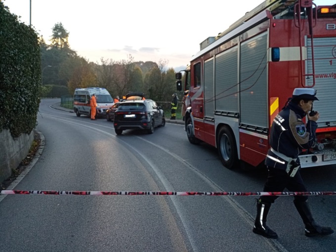 Tampona i Vigili del fuoco che stavano recuperando un’auto fuori strada