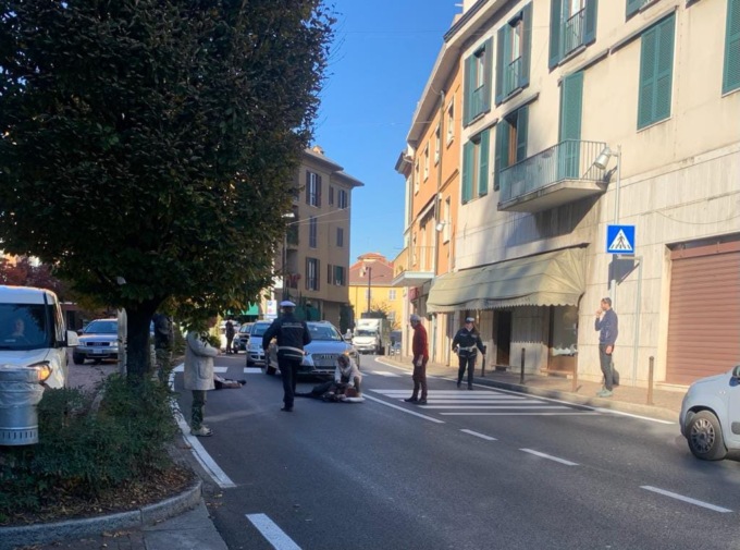 Due donne investite in centro paese