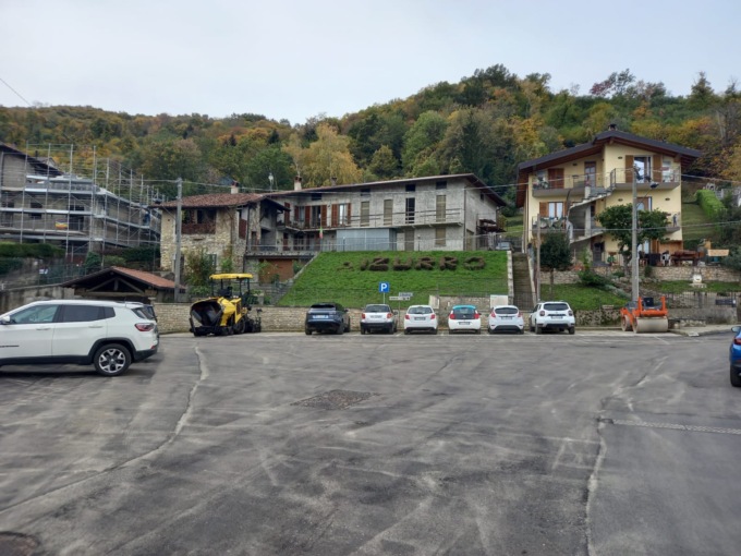 Piazza Roma ad Aizurro: concluse le opere di asfaltatura