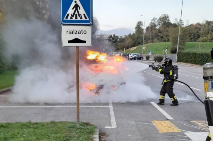 Auto a fuoco vicino al campo sportivo: colonna di fumo visibile sin dalla Super